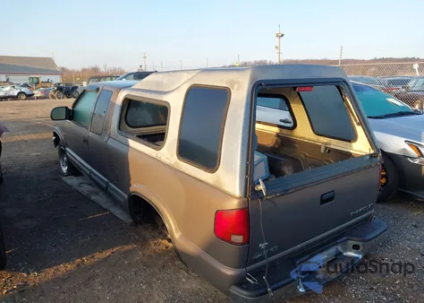 2000 Chevrolet S-10 Ls z USA, uszkodzony, nr VIN 1GCCS1956Y8218128